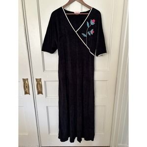 Vintage Gilead Women’s Black Embroidered Rose Robe Housecoat Nightgown Small